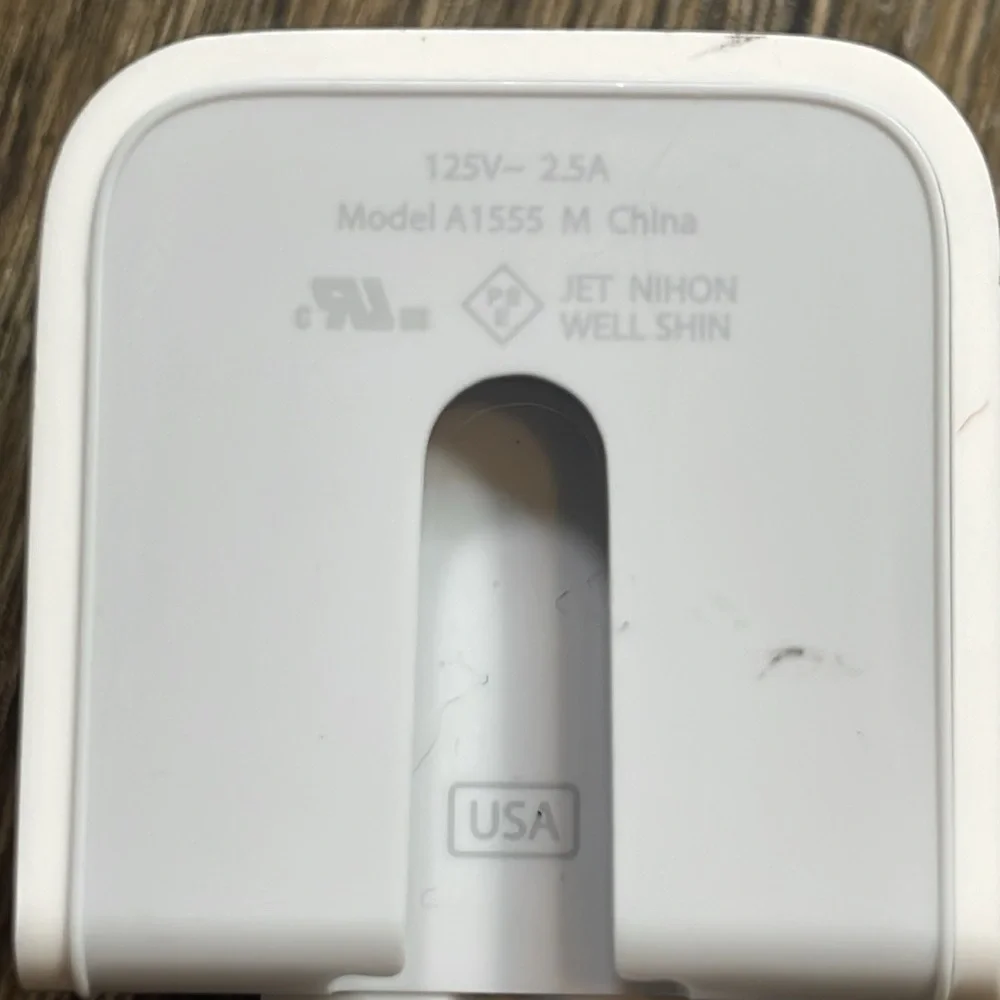 Apple Adapter Model A1555 M JET NIHON WELL SHIN 125V - 2.5A USA